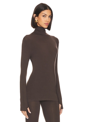 Norma Kamali Slim Fit Long Sleeve Turtle Top in Chocolate. Size L. Also in M, XL.