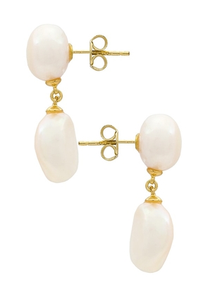SHASHI Pearl Drop Earring in Metallic Gold.