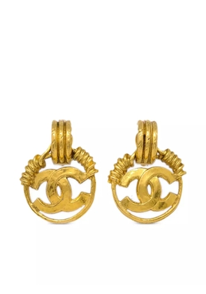 CHANEL Pre-Owned 1994 CC dangle clip-on earrings - Gold