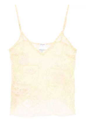 CHANEL Pre-Owned 2006 logo print sleeveless blouse - Yellow