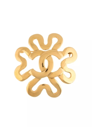 CHANEL Pre-Owned 1995 pre-owned flower motif CC brooch - Gold