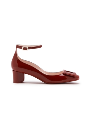 Roger Vivier Roundy Lacquered Leather Pumps - Moda Operandi