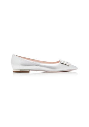 Roger Vivier Gommettine Metallic Leather Flats - Moda Operandi