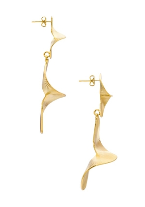 SHASHI 1974 Drop Earring in Metallic Gold.
