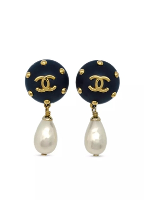 CHANEL Pre-Owned 1996 logo faux-pearl clip-on earrings - Black