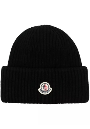 Moncler logo-patch ribbed beanie - Black