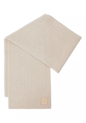 LOEWE ribbed logo-plaque scarf - Neutrals