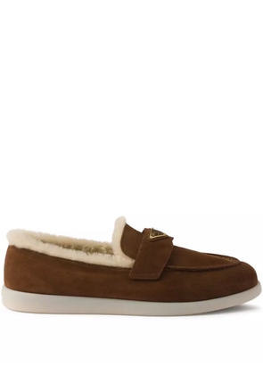 Prada triangle-logo shearling loafers - Brown