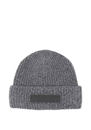 Moncler ribbed logo-plaque beanie hat - Grey