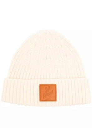 CAFÉ KITSUNÉ logo-patch ribbed knit beanie - White