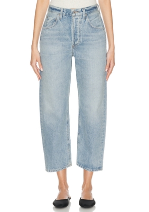 Citizens of Humanity Dahlia Bow Leg Baby Roll Jeans in Ribbon - Denim-Light. Size 27 (also in 29, 30, 31, 32, 33).