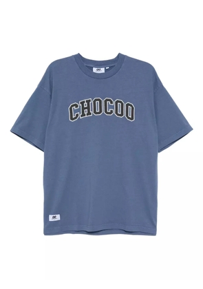 CHOCOOLATE logo-embroidered T-shirt - Blue