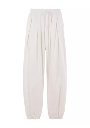 Hed Mayner elasticated-cuff pleated trousers - White