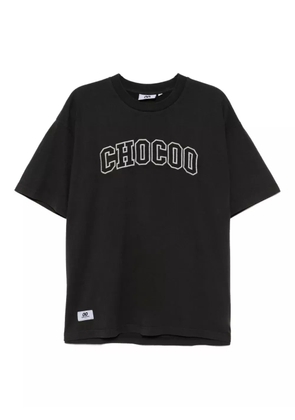 CHOCOOLATE logo-embroidered T-shirt - Black