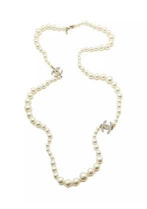 CHANEL Pre-Owned 2009 pearl-embellished CC-logo necklace - White