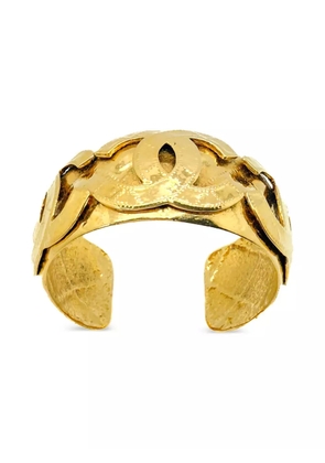 CHANEL Pre-Owned 1994 CC logo cuff - Gold