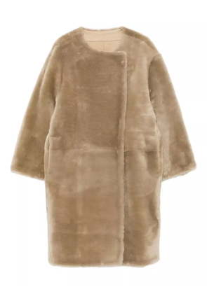 TOTEME collarless shearling coat - Neutrals