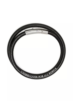 Undercover logo-engraved leather bracelet - Black