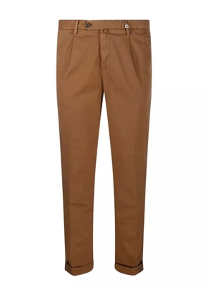 Myths pleated cuffed straight trousers - Brown