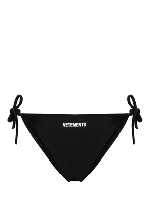 VETEMENTS logo-print tied bikini bottom - Black