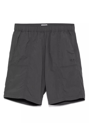 izzue logo-patch shorts - Grey