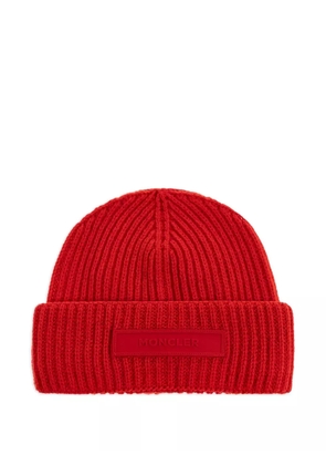Moncler ribbed logo-plaque beanie - Red