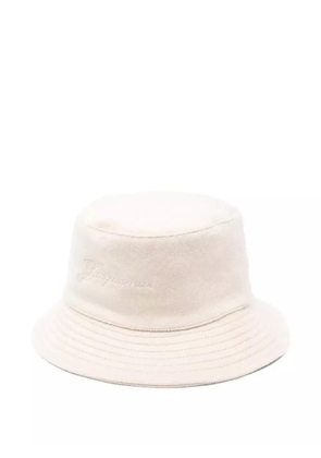 Jacquemus embroidered-logo bucket hat - Neutrals