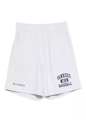 Sporty & Rich x New York Yankees knee-length shorts - Grey