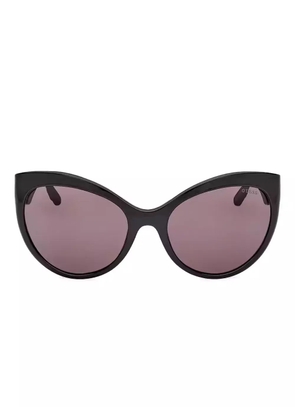 GUESS EYEWEAR cat-eye logo-debossed sunglasses - Black