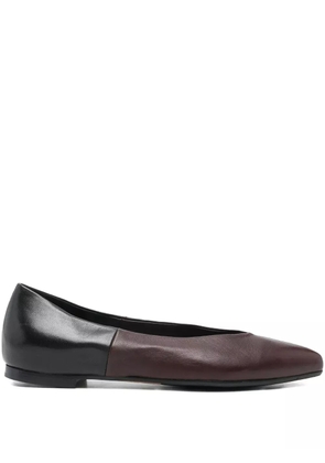 lorena paggi two-tone pointed-toe flats - Brown
