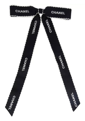 CHANEL Pre-Owned 1990-2000 logo-embroidered ribbon brooch - Black