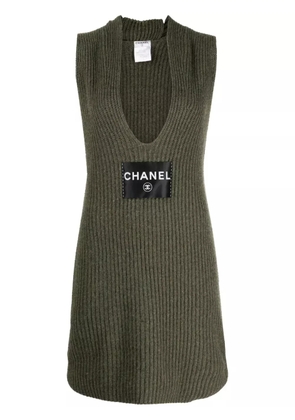 CHANEL Pre-Owned 2008 logo-patch sleeveless cashmere dress - Green