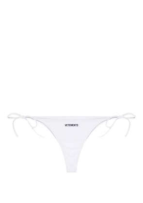 VETEMENTS logo-print bikini bottom - White