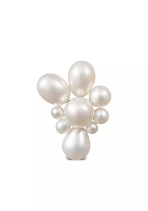 Sophie Bille Brahe 14K yellow gold Petite Amis Fleur freshwater pearl earring - White