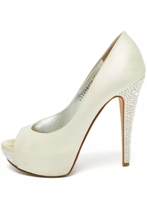 Gina 135mm crystal-embellished heeled pumps - White