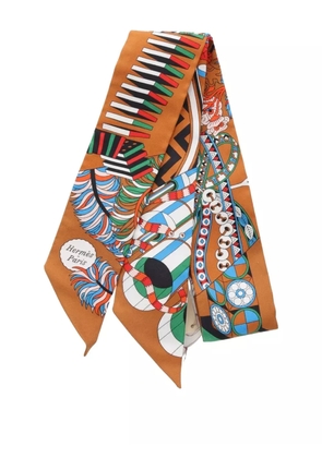 Hermès Pre-Owned 2021 De l'Ombrelle aux Duels Vieux ribbon scarf - Brown