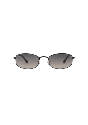 Ray-Ban Rectangular Sunglasses in Black.