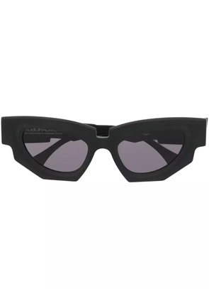 Kuboraum cat-eye frame sunglasses - Black
