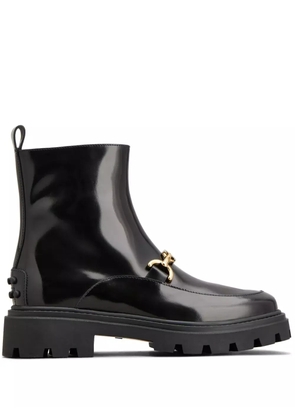 Tod's logo-plaque leather ankle boots - Black