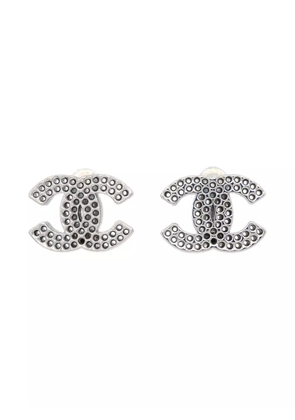 CHANEL Pre-Owned 2003 CC logo clip-on earrings - Silver