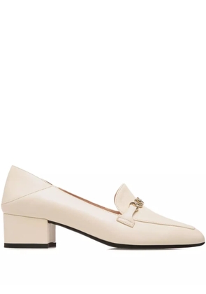 Bally chain-embellished leather pumps - White
