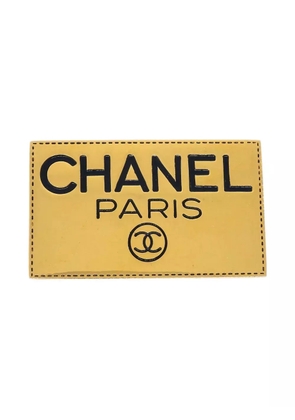 CHANEL Pre-Owned 1990-2000s logo-print brooch - Gold