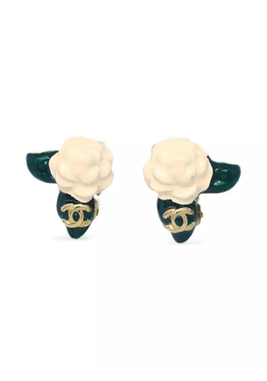 CHANEL Pre-Owned 2004 Camellia clip-on earrings - Gold