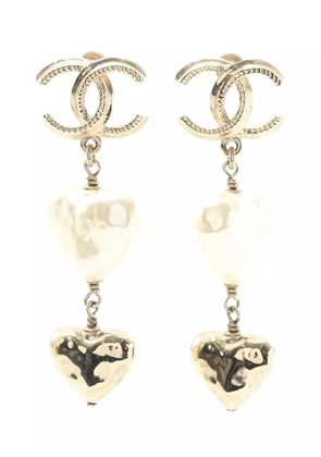 CHANEL Pre-Owned 1986-1988 heart-shaped pearl-embellishd earrings - Gold