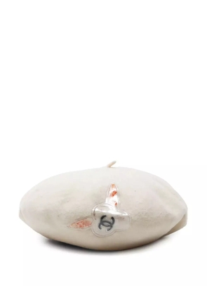 CHANEL Pre-Owned 1990-2000s CC Camellia beret hat - Neutrals