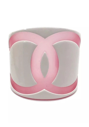 CHANEL Pre-Owned 2001s Oversize CC cuff bracelet - Pink