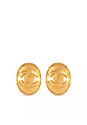 CHANEL Pre-Owned 1994 gold plated Interlocking CC clip-on earrings