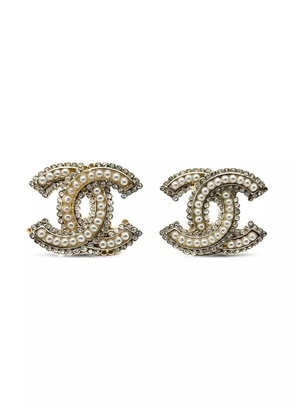 CHANEL Pre-Owned 2020s Pearl CC earrings - Gold