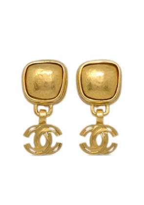 CHANEL Pre-Owned 1997 CC-dangle clip-on earrings - Gold