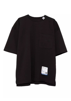 in･stru(men-tal). breast-pocket T-shirt - Black